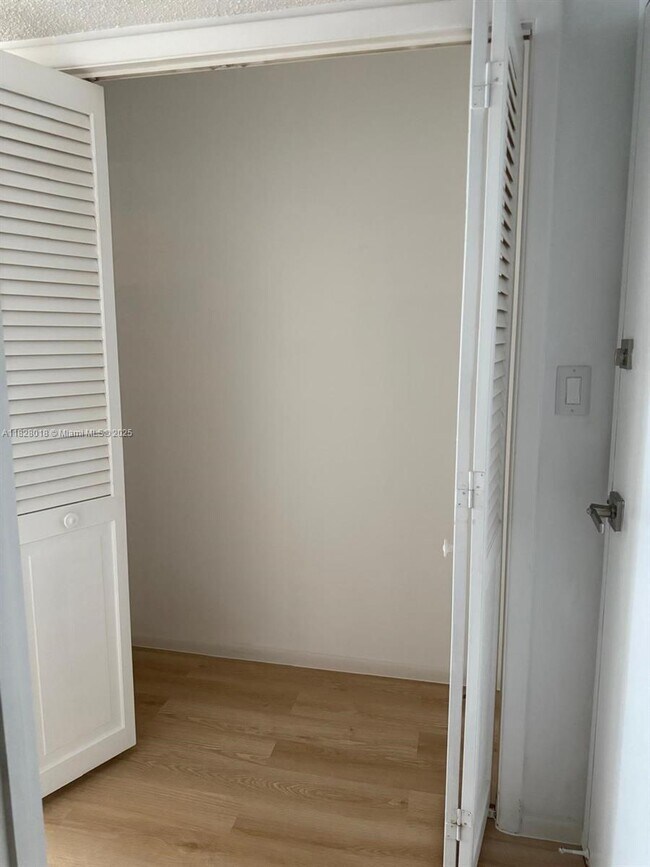 Building Photo - 6039 Collins Ave