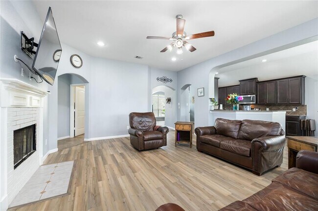 Building Photo - 923 Lake View Dr