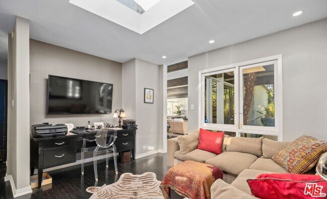 Building Photo - 2530 Hutton Dr