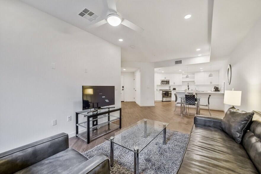 Building Photo - 8875 Costa Verde Blvd