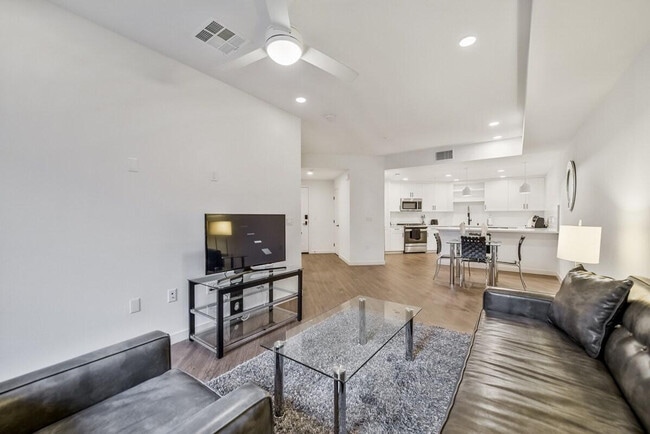 Building Photo - 8875 Costa Verde Blvd