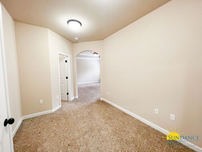 Building Photo - Stunning 4 Bedroom Home in Crestview!