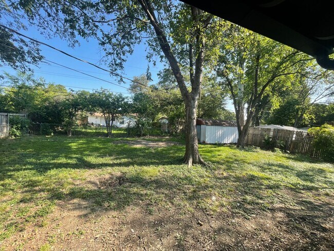 Building Photo - 2113 Cloverdale St
