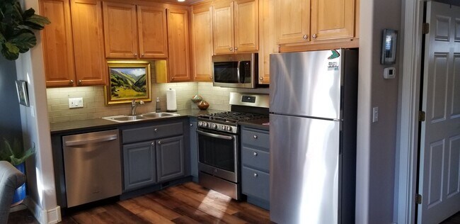 Building Photo - 61875 Broken Top Dr