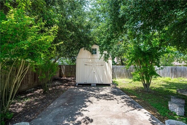 Building Photo - 1801 Crown Pointe Blvd