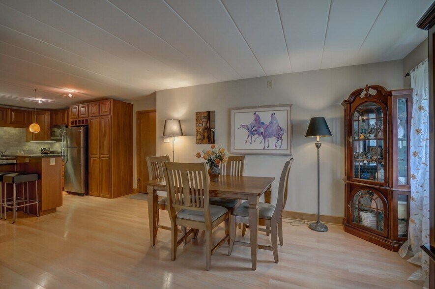 The dining area and entrance - 2051 Allen Blvd