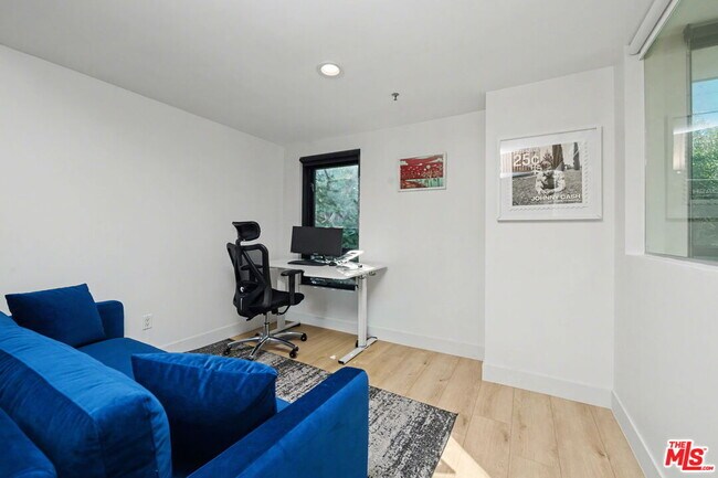 Building Photo - 700 Main St