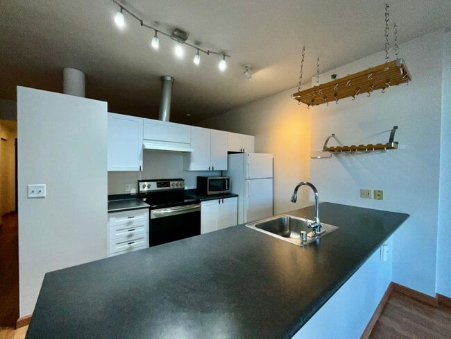 Building Photo - Urban 1-Bedroom Apartment in Downtown Seattle