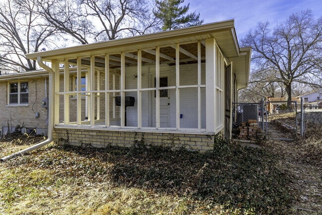 Building Photo - 340 Crown Point