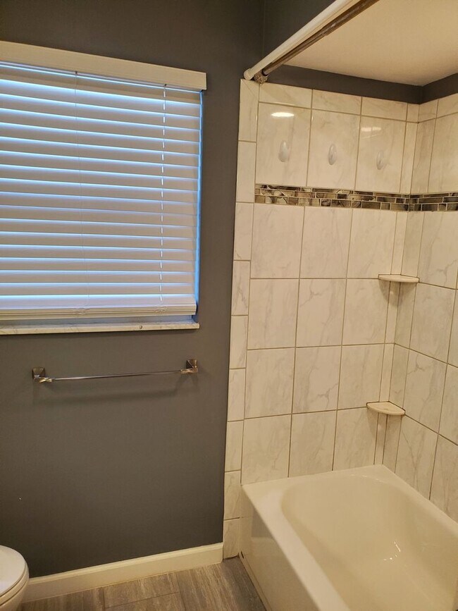 Building Photo - SEMINOLE HOME IN DESIRABLE CANTERBURY CHASE