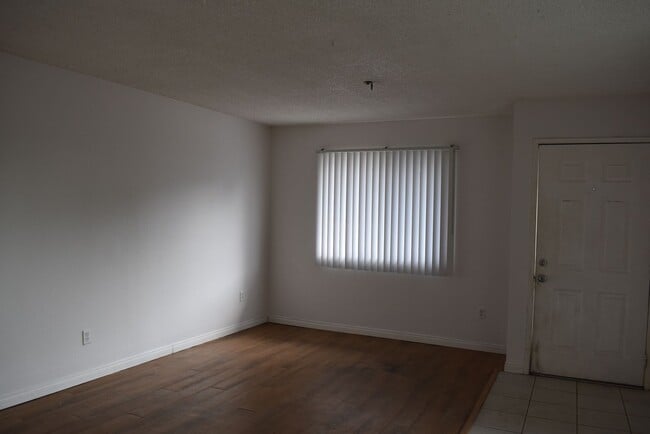Building Photo - 2 Bedroom 1 Bath Single Level Unit- Lakeside