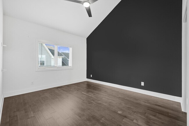 Building Photo - 700 James Ave