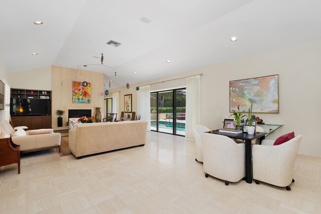 Building Photo - 575 N Lake Wy