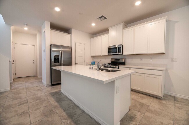Building Photo - Modern Gated Townhome with Spacious Open Layout & Designer Kitchen!