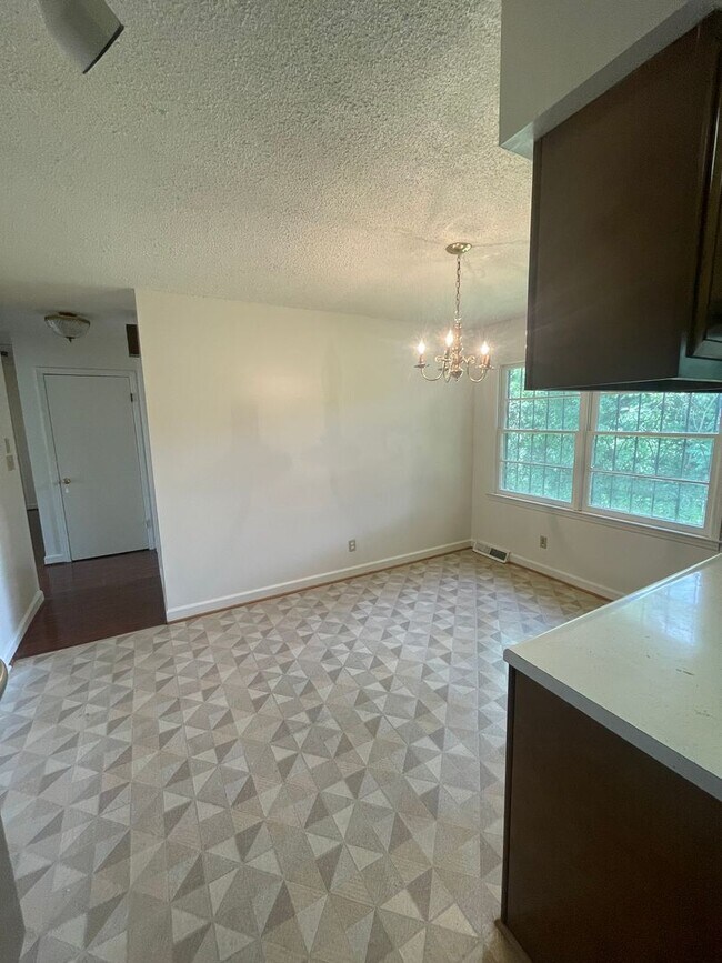Building Photo - 2 bedroom 3 bath  Mid- Century style home!...