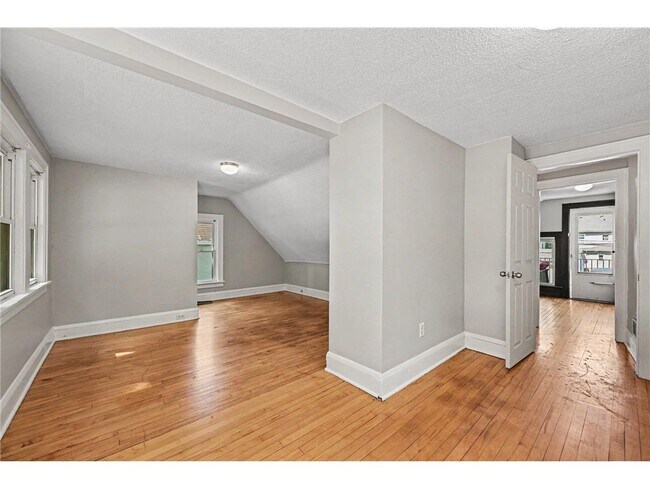 Building Photo - 1411 Knox Ave N