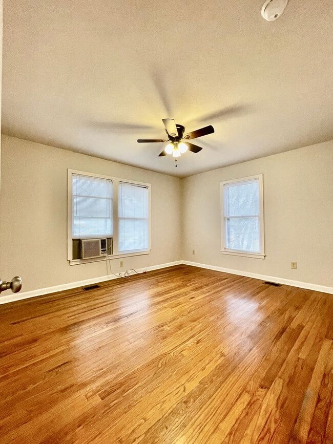 Building Photo - Centrally Located 2 Bedroom Home