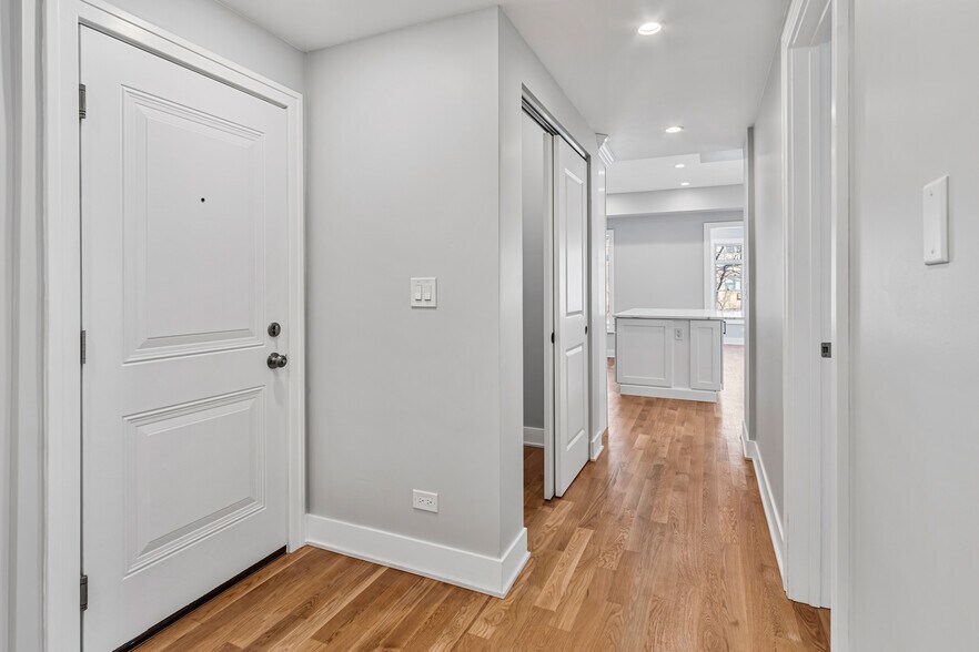 Building Photo - 935 W Winona St