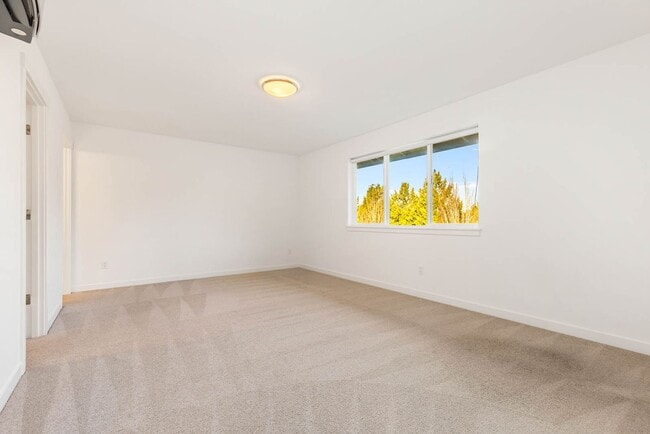 Building Photo - 304 S 48th Ct