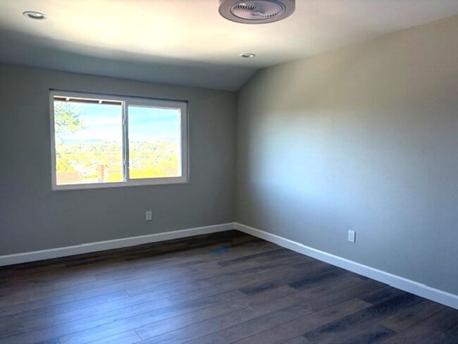 Building Photo - Remodeled Oaks North View Condo