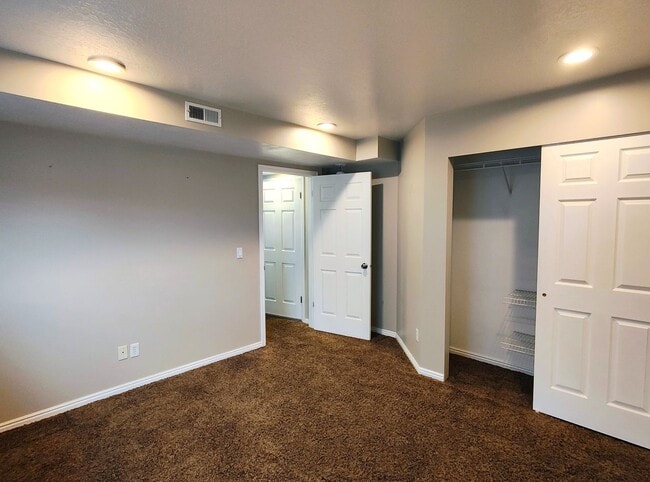Building Photo - Great 4 Bd 3 Bath Home in Sandy