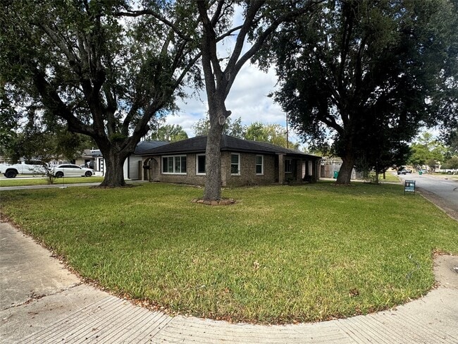 Primary Photo - 702 Robin Cir