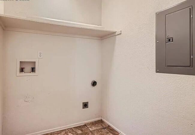 Building Photo - Townhouse Eller Grove