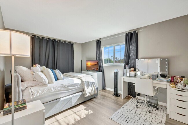 Building Photo - 3004 NE 5th Terrace