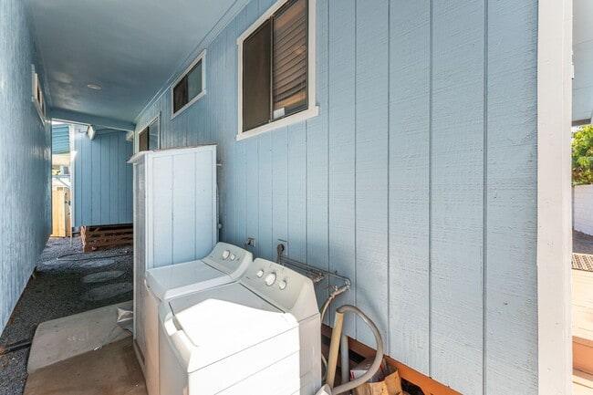 Building Photo - Unfurnished 1 bed/1 bath PET FRIENDLY - walk to beach, grocery, park