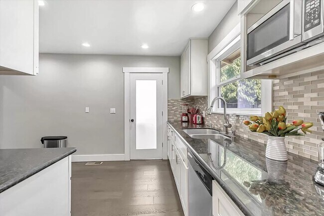 Building Photo - 860 S 8th St