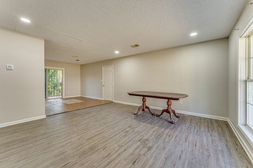 Building Photo - 283 E Hampton Ave