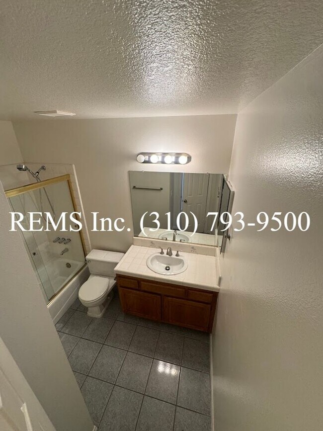 Building Photo - Spacious Townhome with Garage & Laundry in...