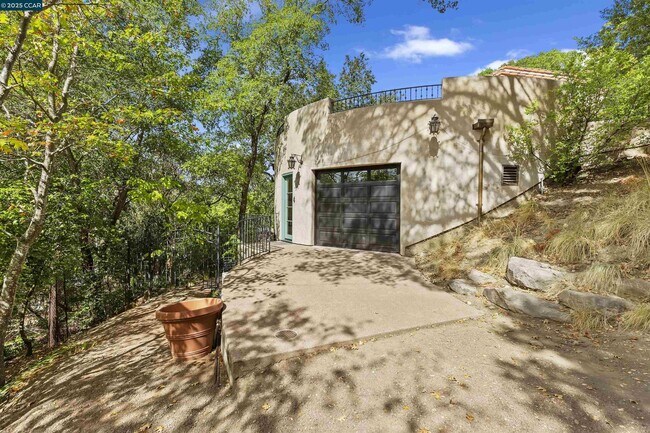 Building Photo - 1 La Campana Rd