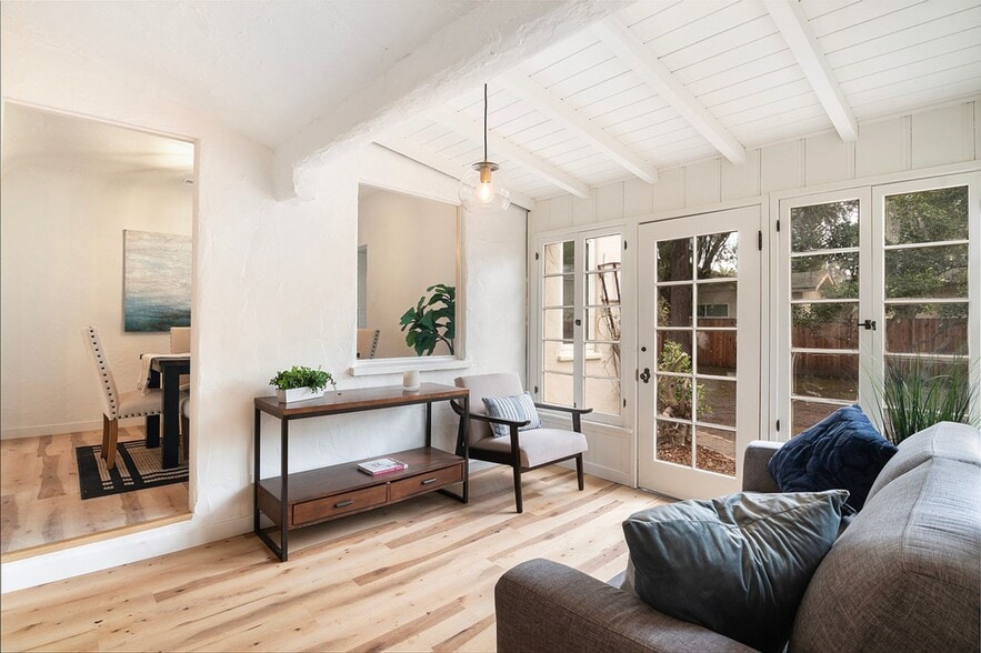 Building Photo - 15944 Hart St