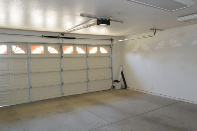 Building Photo - 3 bedroom 2 bathroom in the El Diamante sc...