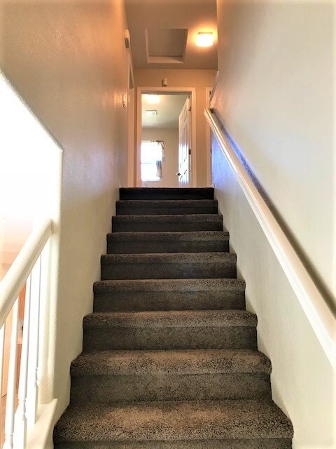 Building Photo - UPDATED 3 BED, 2.5 BATH, 1127 SQ FT