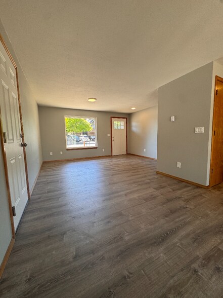 Building Photo - 550 S Maple St