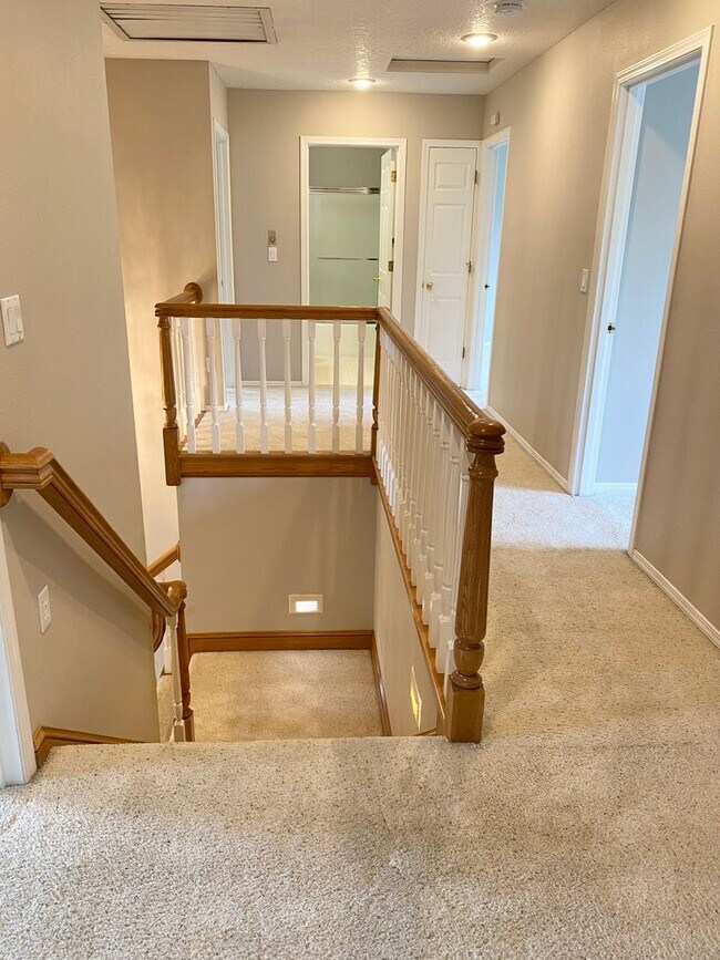 Building Photo - Beautiful custom home in Lakeshore Estates