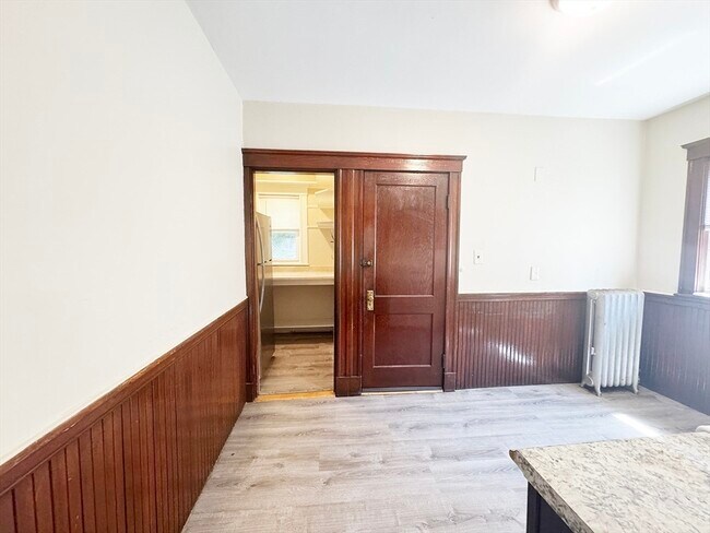Building Photo - 211 Gladstone St