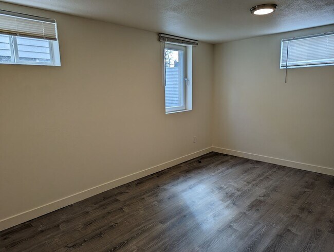 Building Photo - Great 4 bedroom Normal Hill house - pet-fr...