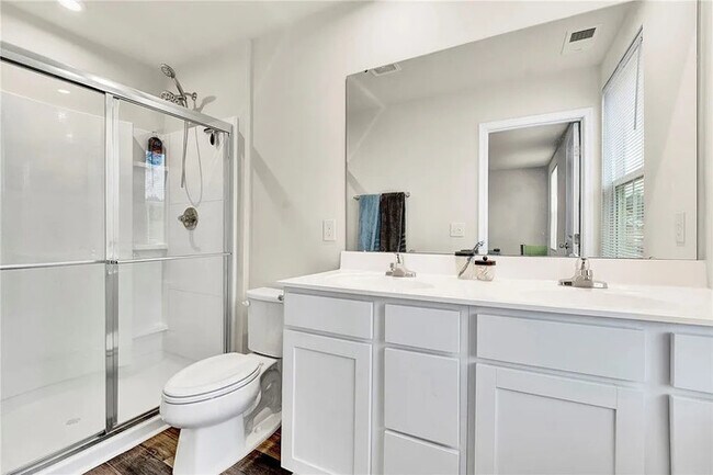 Building Photo - 5 Bedroom 2.5 bathroom
