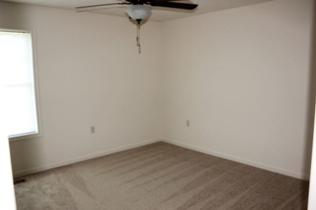 Building Photo - 3 Bedroom 2.5 bath Two Level Townhome