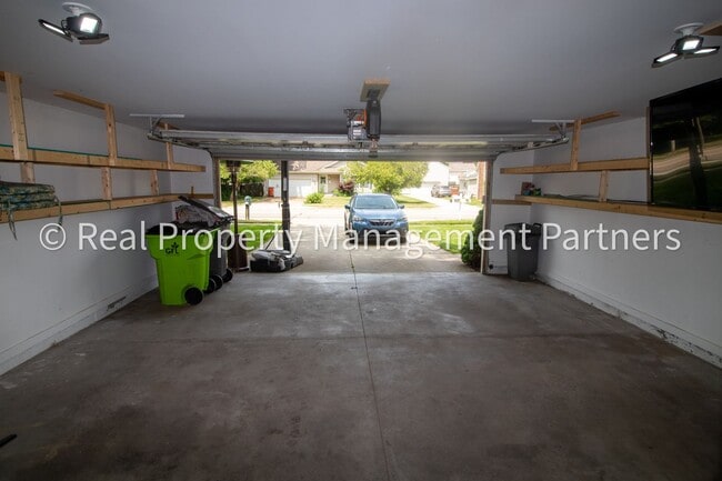 Building Photo - Fully Furnished 3BR/2BA Condo – Near River...