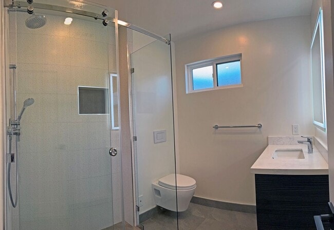 Building Photo - Beautiful Updated 3 Bedroom, 2 Bathroom Sa...