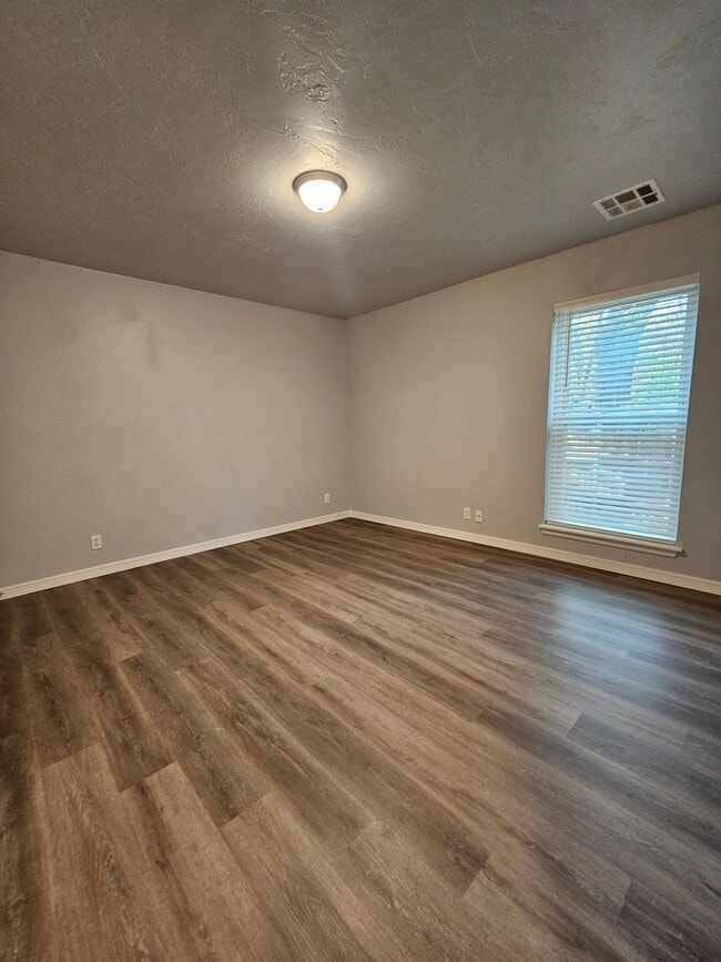 Building Photo - (3) Bed/(1.5) Bath in Noble Avail NOW!