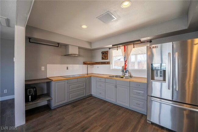 Building Photo - 550 Karen Way