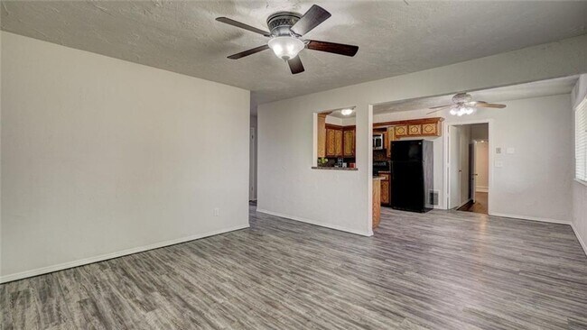 Building Photo - 4 Bed 2 Bath-South Gate Addition of Moore, OK