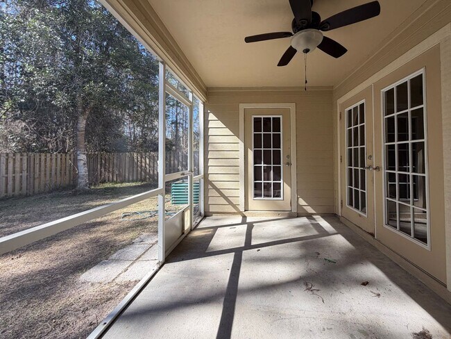 Building Photo - Pet Friendly 3/2 Home in Sorrento Available NOW!