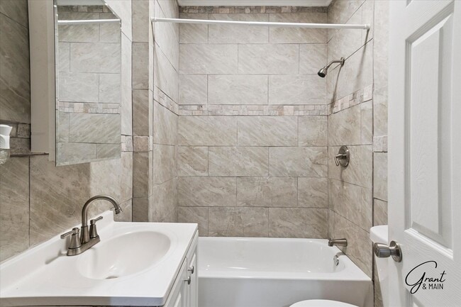 Building Photo - 6 bedroom 2 bath $2350