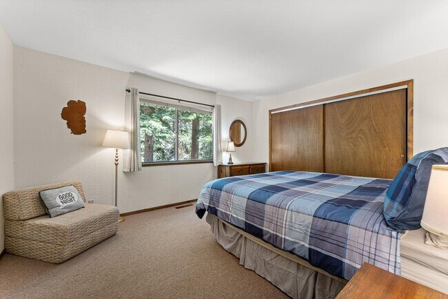 Building Photo - SKI LEASE: Ranch Home with Garage & Gas Fireplace!